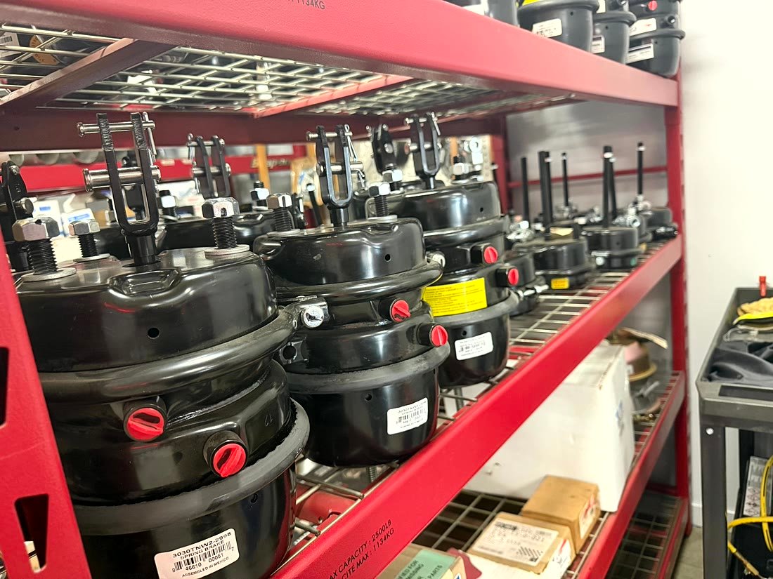 Shelf of brake chambers and heavy vehicle parts