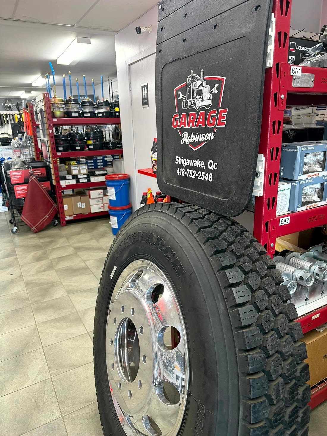 Tire and rim with Garage Robinson mudflap