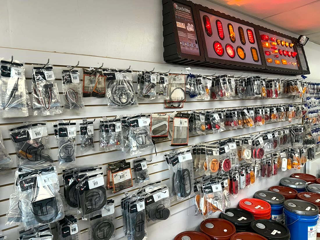 Wall of lights and accessories for heavy vehicles